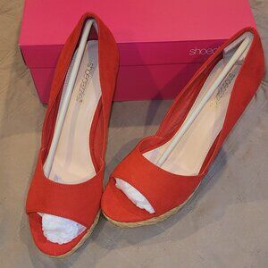NWOT, never worn Shoedazzle Marilla Peep-toe Espadrille Wedge Platforms